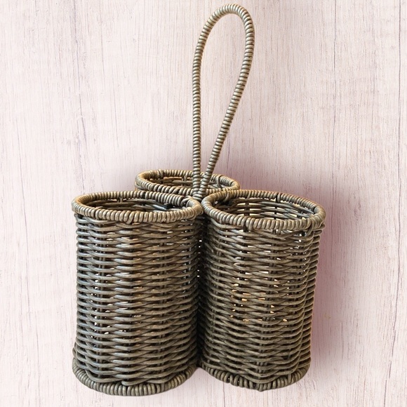 Gray wicker utensil holder - Picture 1 of 9